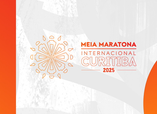 Imagem de divulgação da meia maratona internacional de curitiba. Imagem composta pelo logo do evento, em fundo cinza claro e letras na cor laranja.