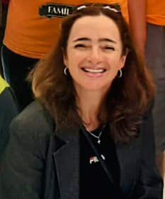 Professora Sheila Quintas sorrindo, com blazer escuro, representando a equipe de treinamentos da Radar DV.